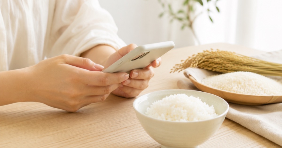 スマホでプラスチック米のSNS情報を見て不安に感じるイメージ
