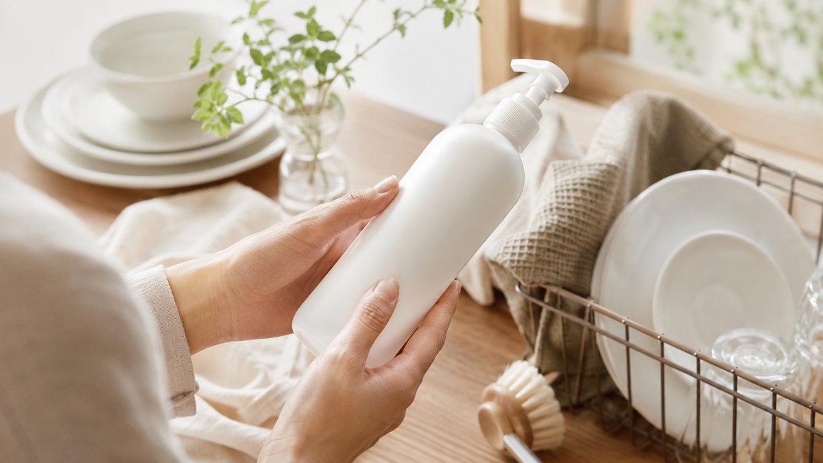 食器洗剤の裏面の成分表示を見ている手元