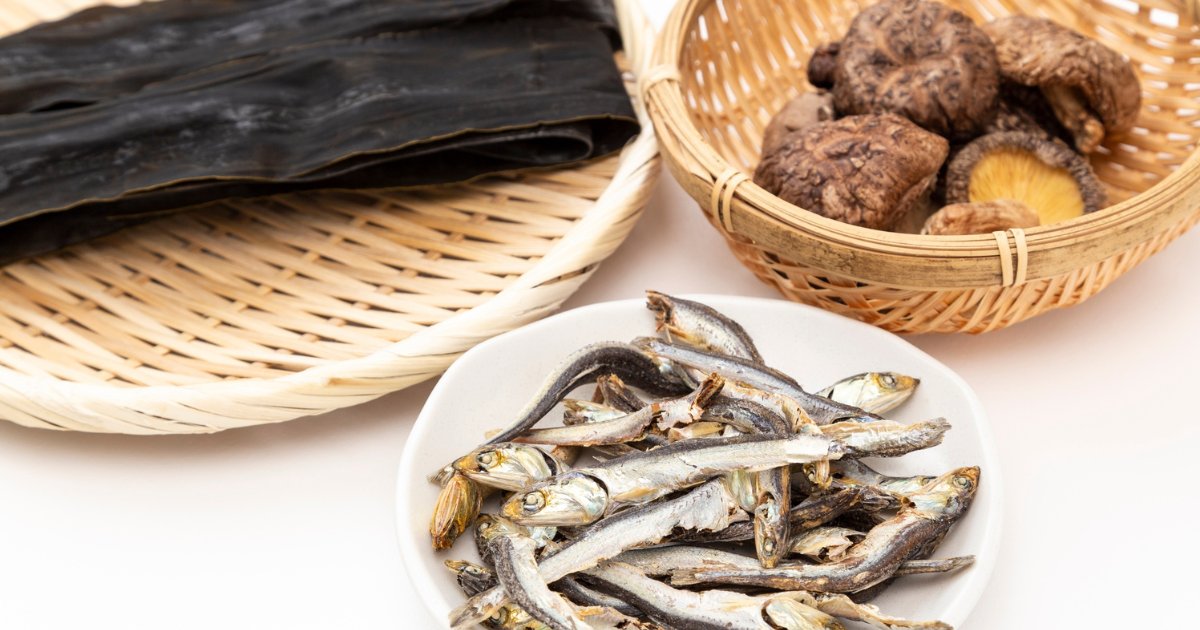 昆布・しいたけ・煮干しなど、だしの素材を並べたイメージ