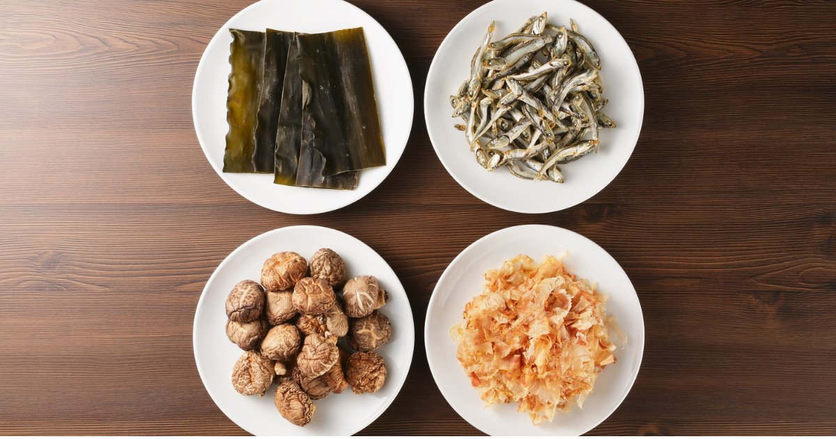 昆布・煮干し・しいたけ・かつお節を皿に分けて並べた、だしの素材のイメージ