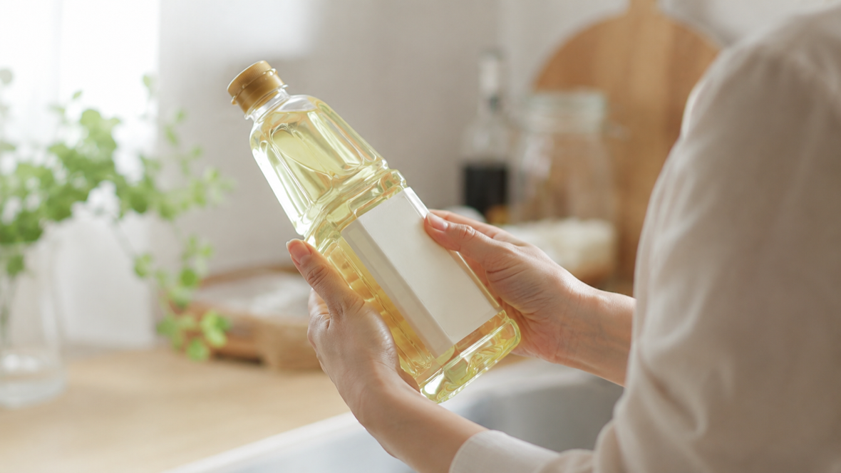 食用油の原材料表示を確認するイメージ