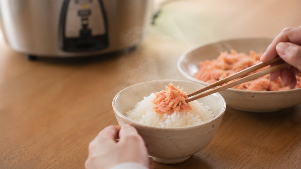 ごはんに鮭フレークをのせたイメージ