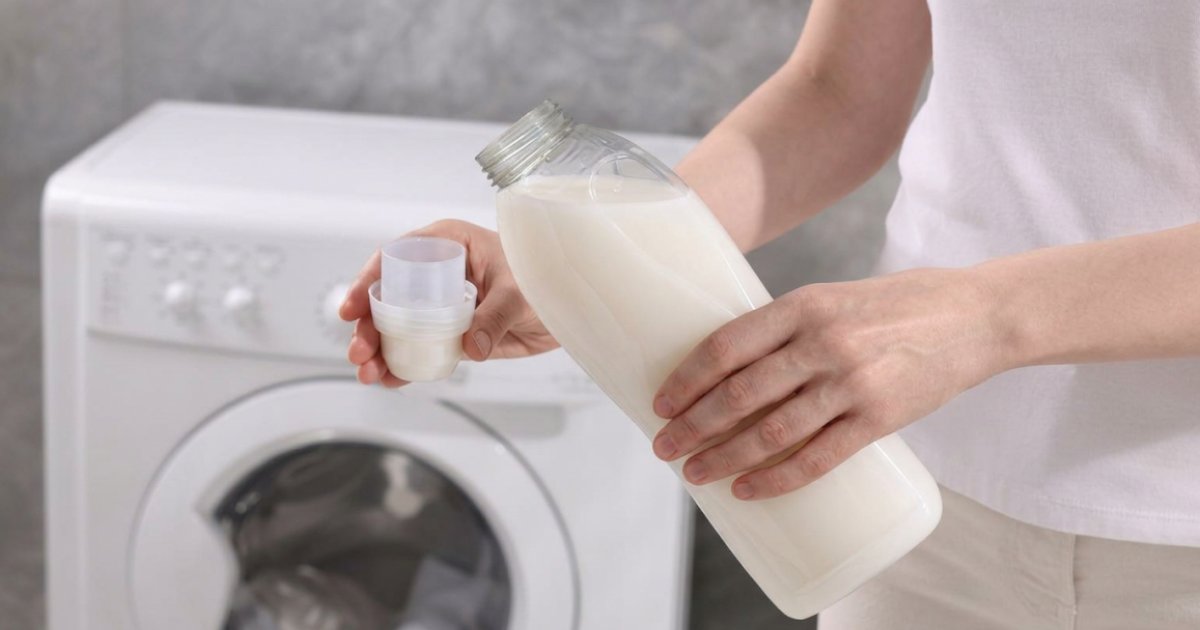 無香料の柔軟剤を手に取るイメージ